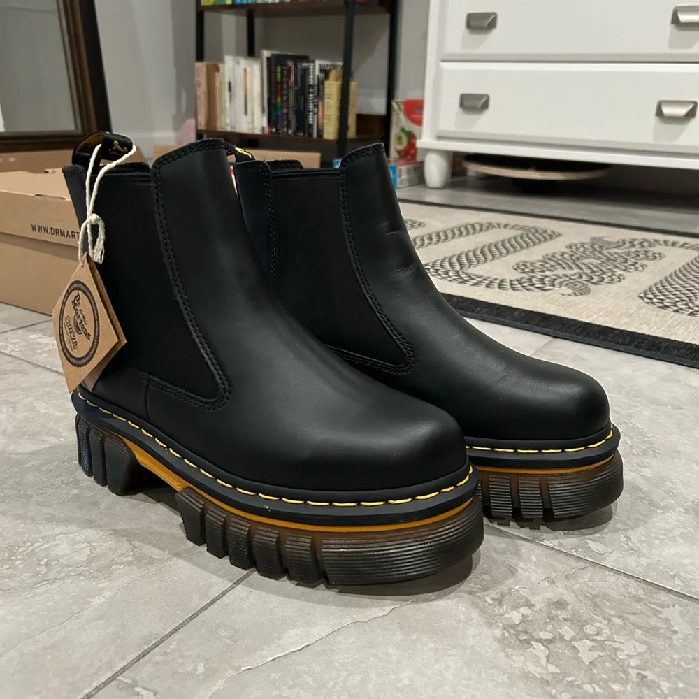 Dr. Martens Doc Martens Audrick Chelsea Black Boots - Picture 1 of 9